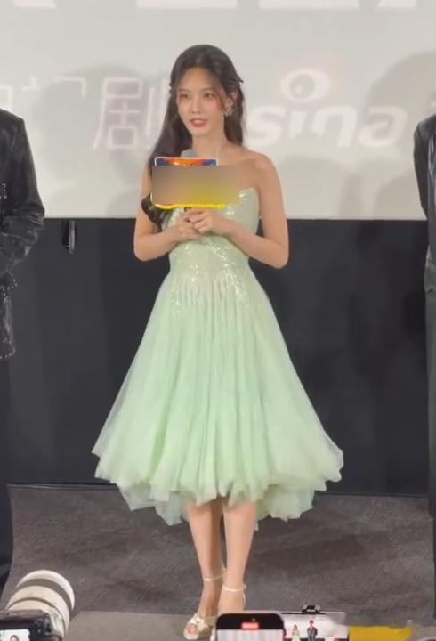 生图才是人间真实!35岁成毅剧宣动态:脸肿僵硬,噘嘴卖萌好油腻