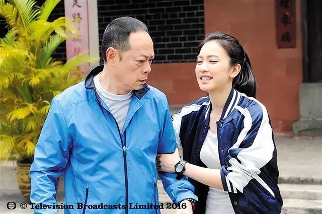 TVB前当家花旦晒与老公亲密合照,续约大台,网民期待复出