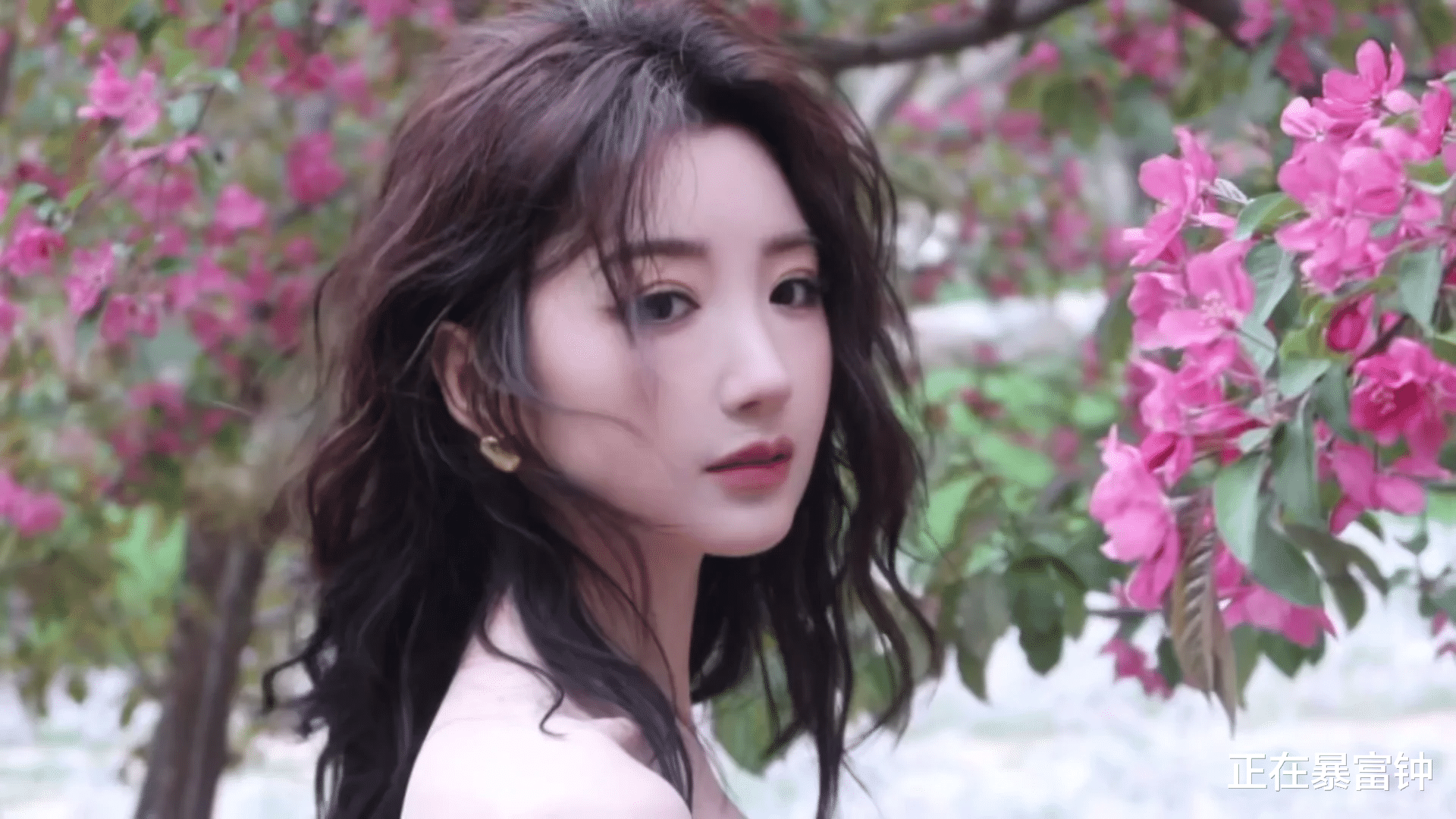 毛晓彤魅力暴击!海棠花映衬下,美得无可挑剔
