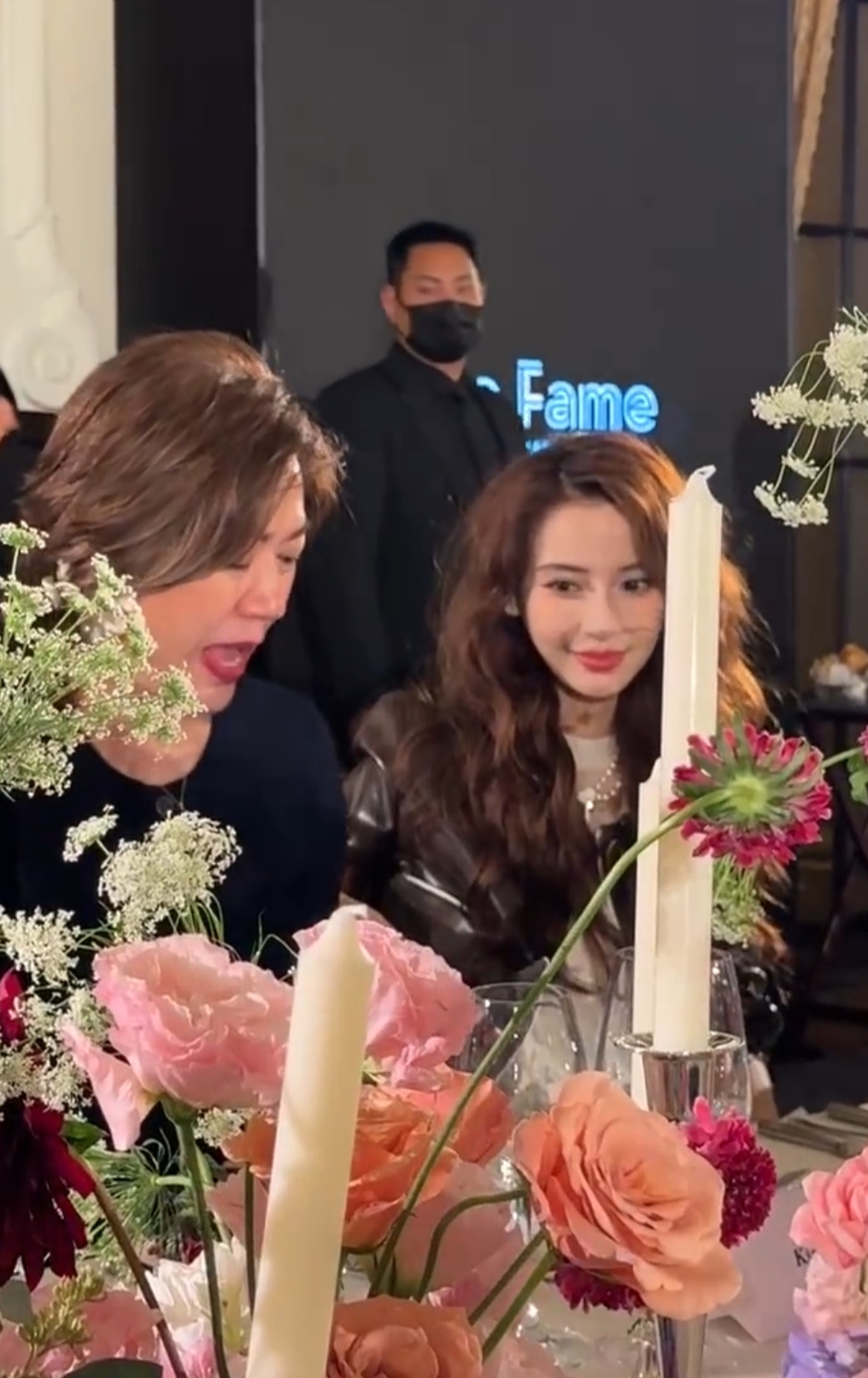 Angelababy出席活动，直言生日蛋糕像她的婚礼蛋糕，这是放下啦？