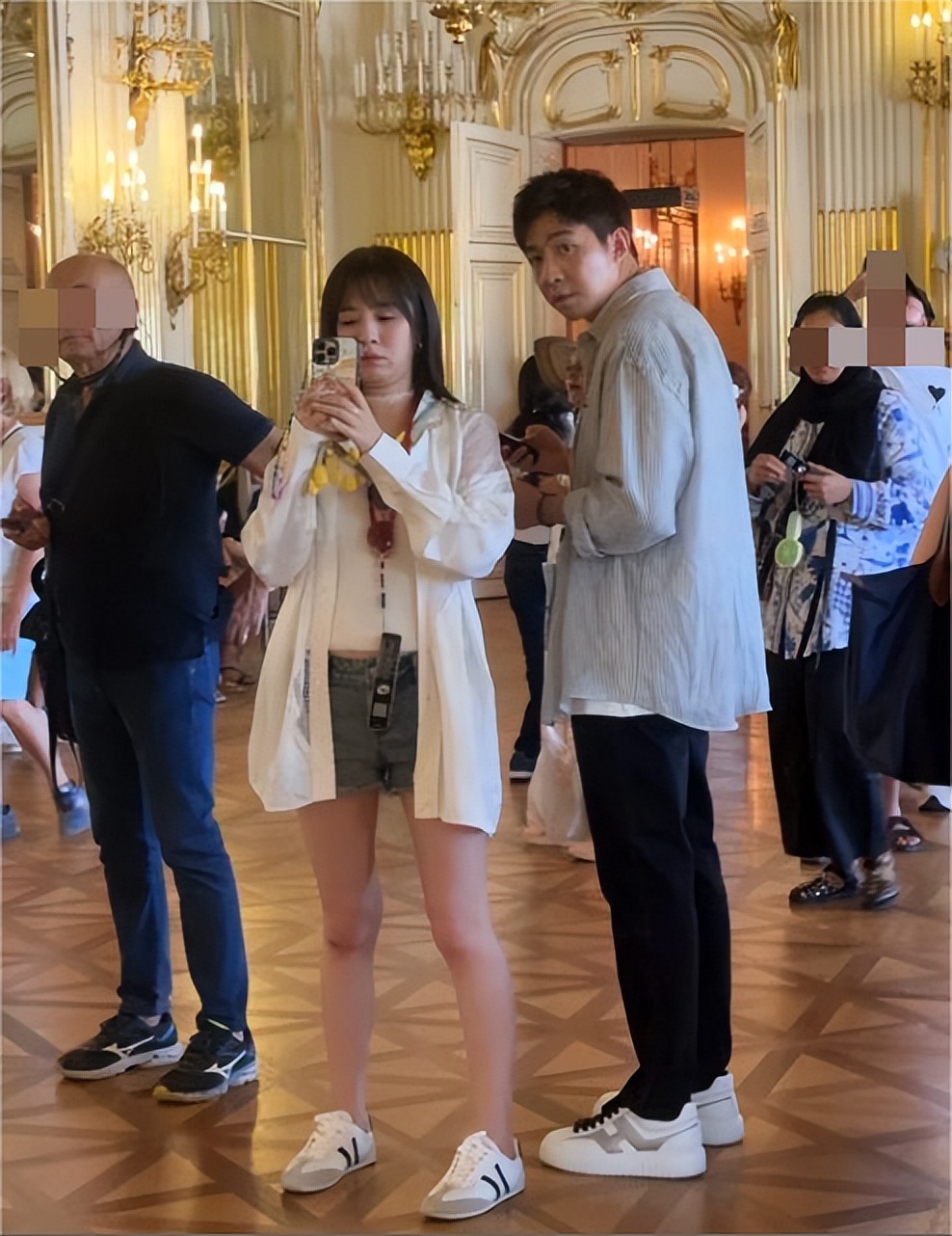 王晓晨否认婚讯后,和俞灏明牵手逛街,烟不离手,超短裤太吸睛