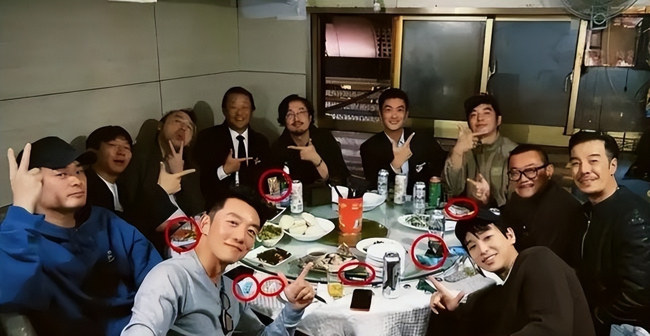 郑恺晒与陈赫等10人合影，被扒P掉7处烟盒打火机，遭吐槽