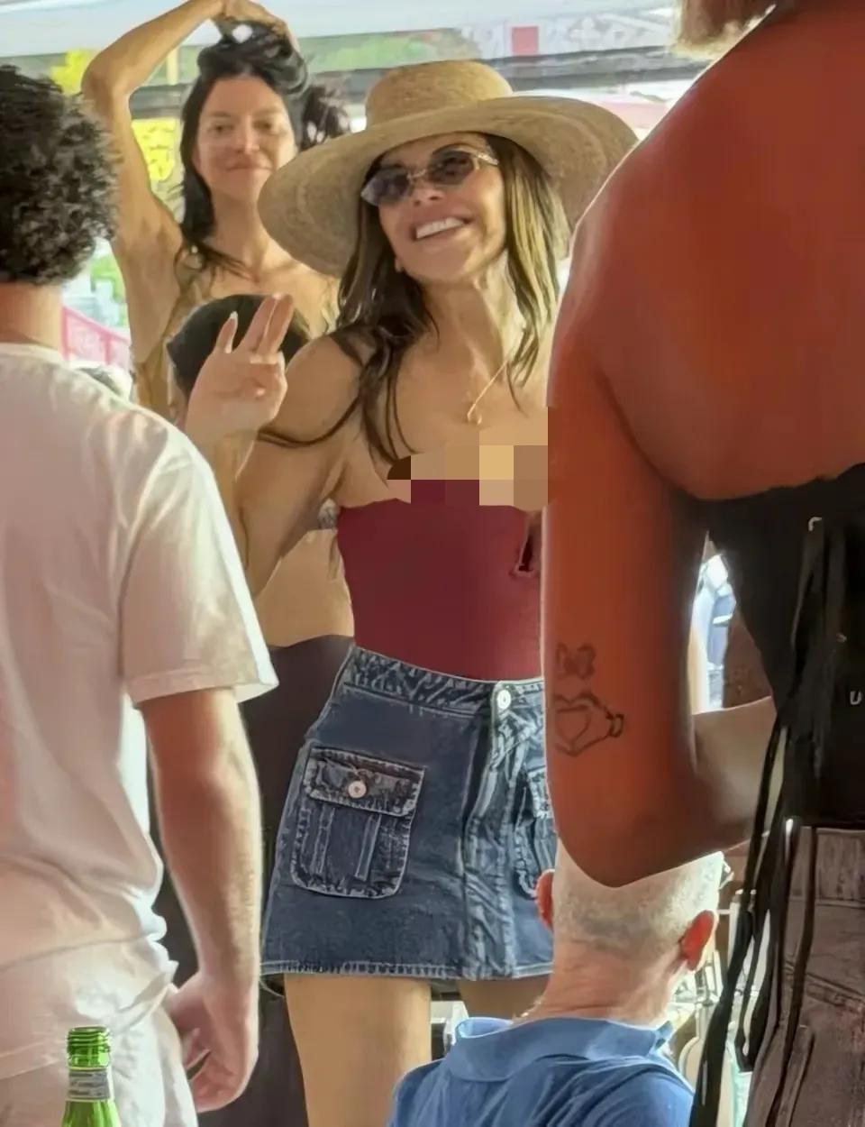 贝佐斯豪华游艇为继女庆生，桑切斯疯狂舞动，贝佐斯显得格格不入