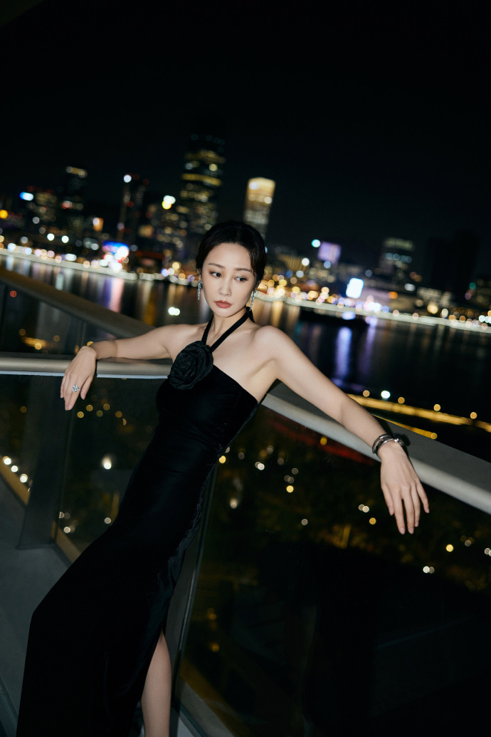 李纯穿黑色抹胸裙美照，清新脱俗，皮肤白皙，颜值超级高 ???。