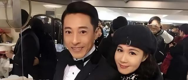 这对夫妻坚持26年不吃肉不生子，就为不变老，如今54岁近照不敢认