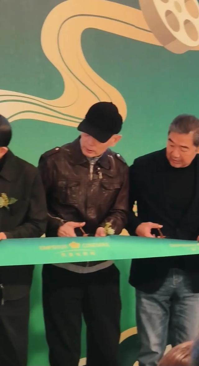 杨受成太古里剪彩,张艺谋和冯小刚陪同,成龙头发白了,葛优帅气