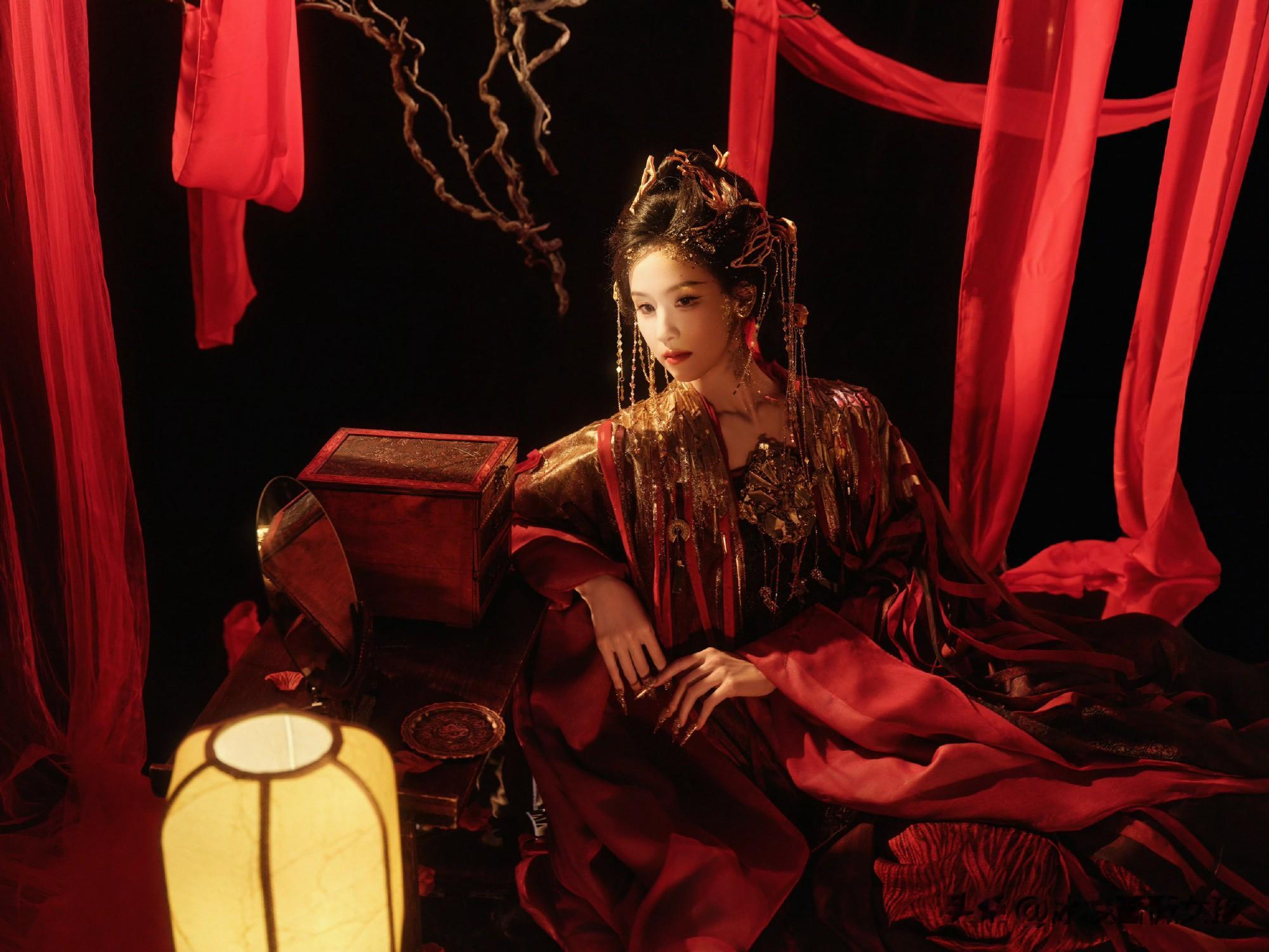 陈都灵《王牌9》镜妖造型封神，红金古风又美又飒太绝了