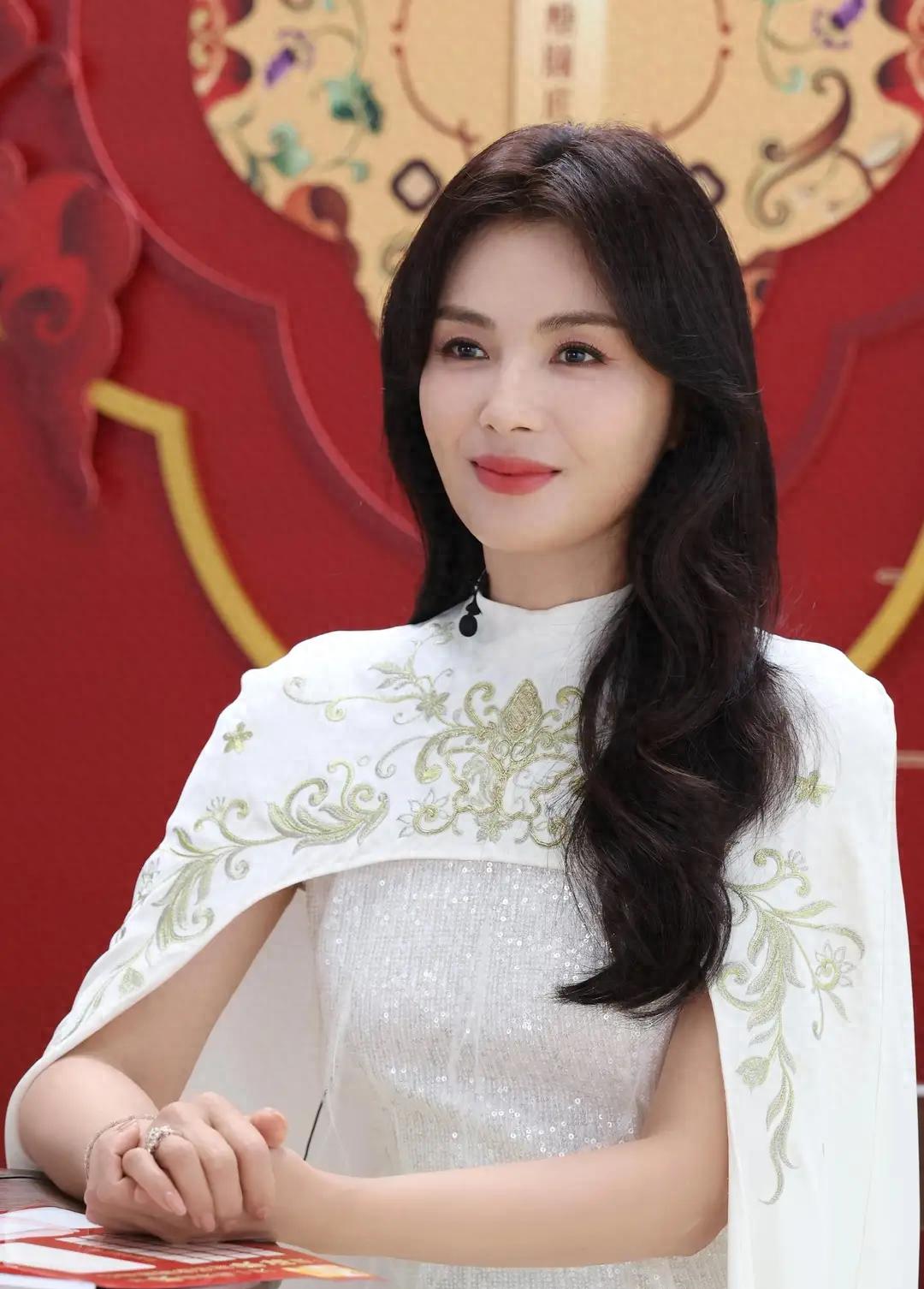 刘涛穿白色国风披肩连衣裙，优雅诠释东方美