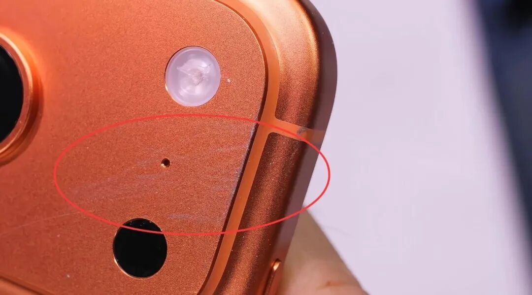 被吐槽到飛起的“掉漆王”？iPhone 17 Pro 系列翻車評測卻把我們看傻