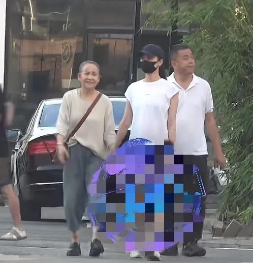 宋佳带妈妈参观工作室，母女俩眉眼神似，走路姿势一模一样好温馨