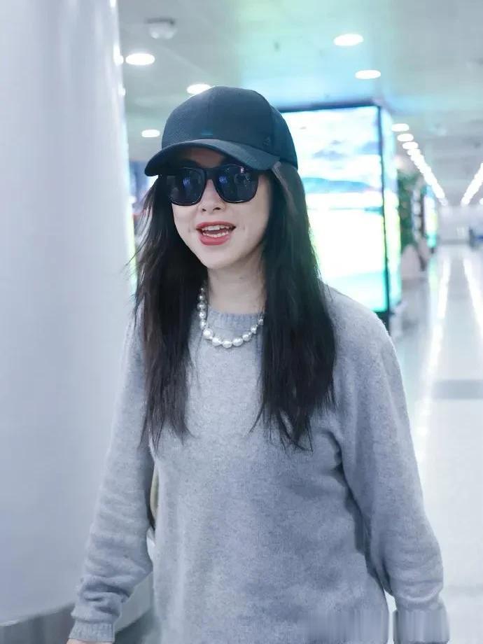 朱珠机场私服真时髦！穿灰色毛衣+白色阔腿裤，简约又高级！