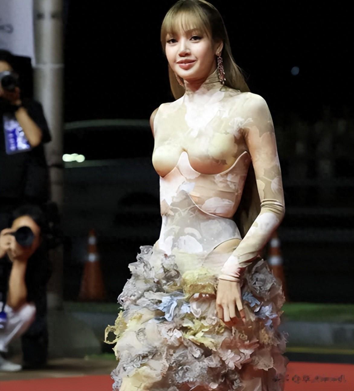 釜山电影节离谱红毯秀：韩星装嫩、偷穿，国内明星松弛亮眼