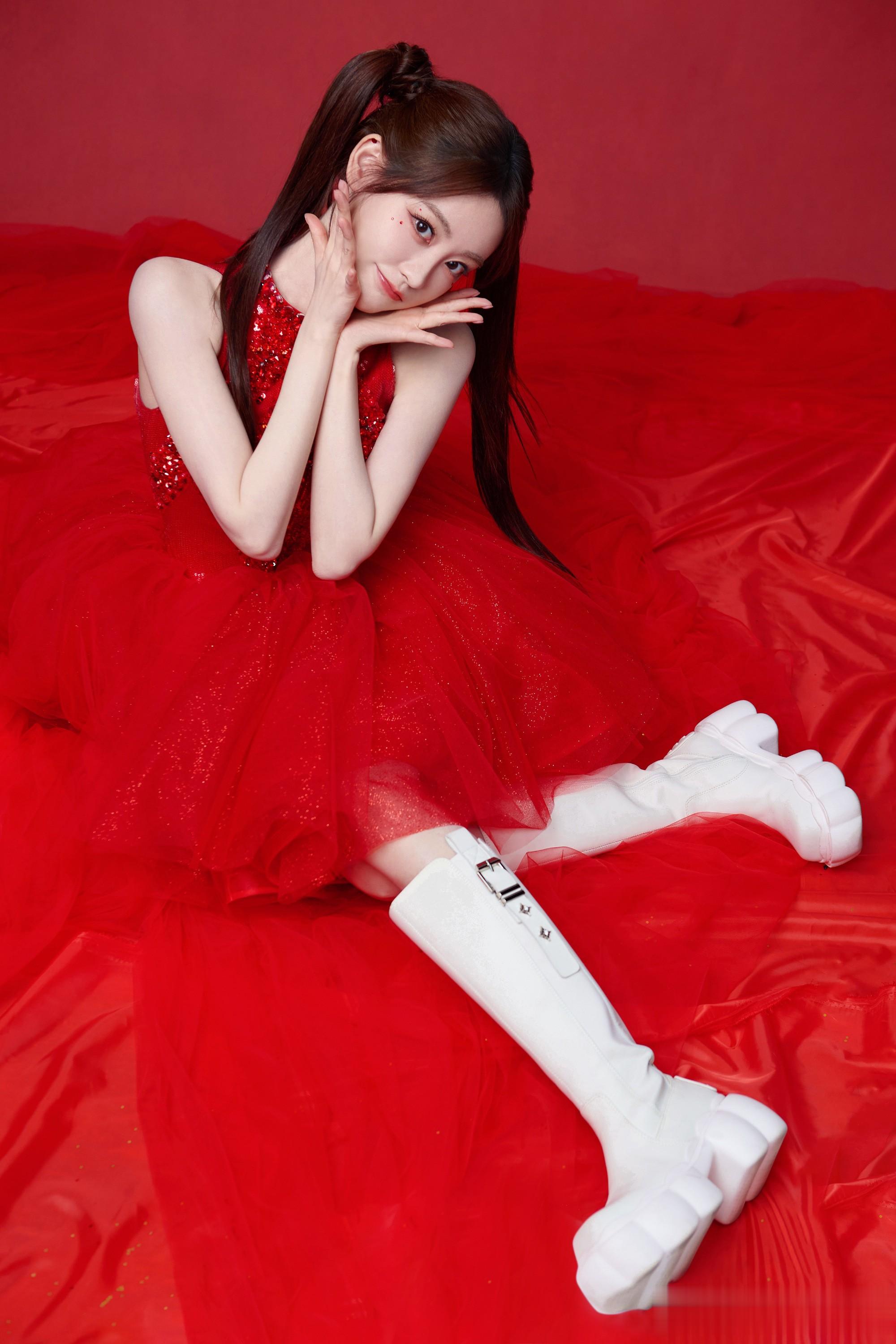 祝绪丹红色亮片纱裙 双马尾妆容灵动吸睛