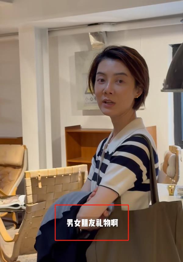 43岁明星车晓约朋友逛街，喝25块钱酒嫌贵，离婚13年羡慕普通情侣