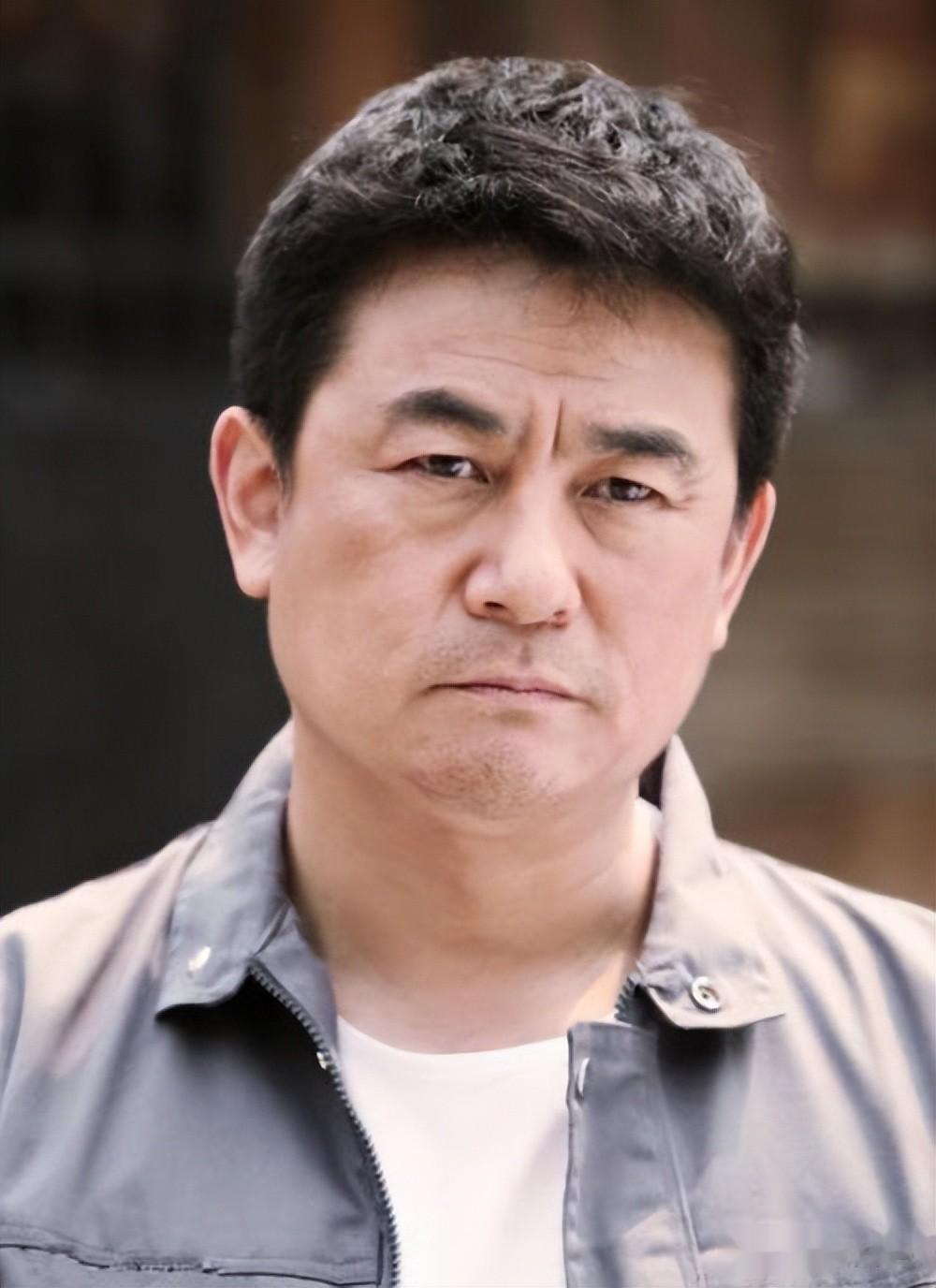 原来李洪涛的妻子是她，夫妻低调恩爱34年，两个小嗜好让妻子烦恼