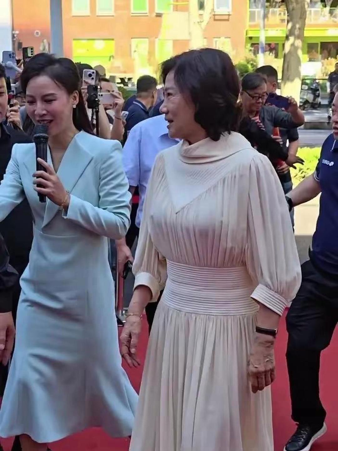 有人偶遇71岁董明珠，她不化妆满脸皱纹，头发白了，手也饱经风霜