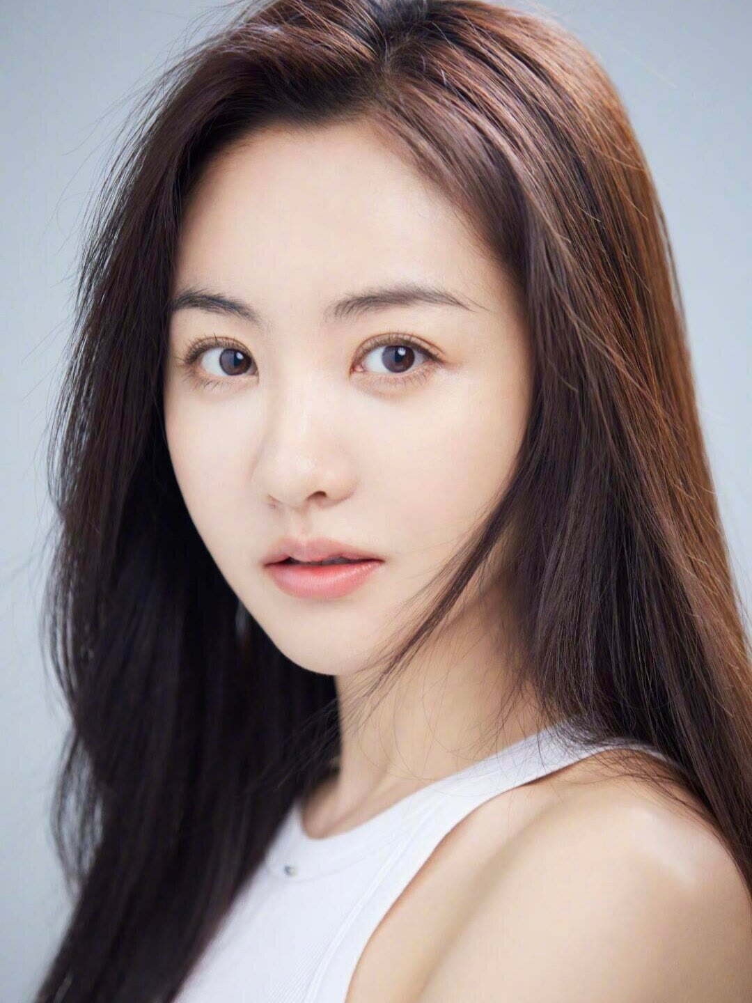 杨蓉穿雾霾蓝纱裙，短发造型温柔又惊艳