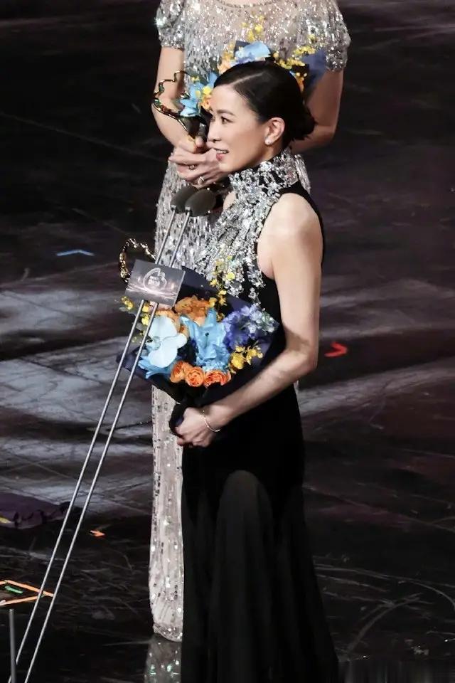 TVB视后佘诗曼内地微博之夜夺年度实力演员,台下突然摔倒吓坏网友