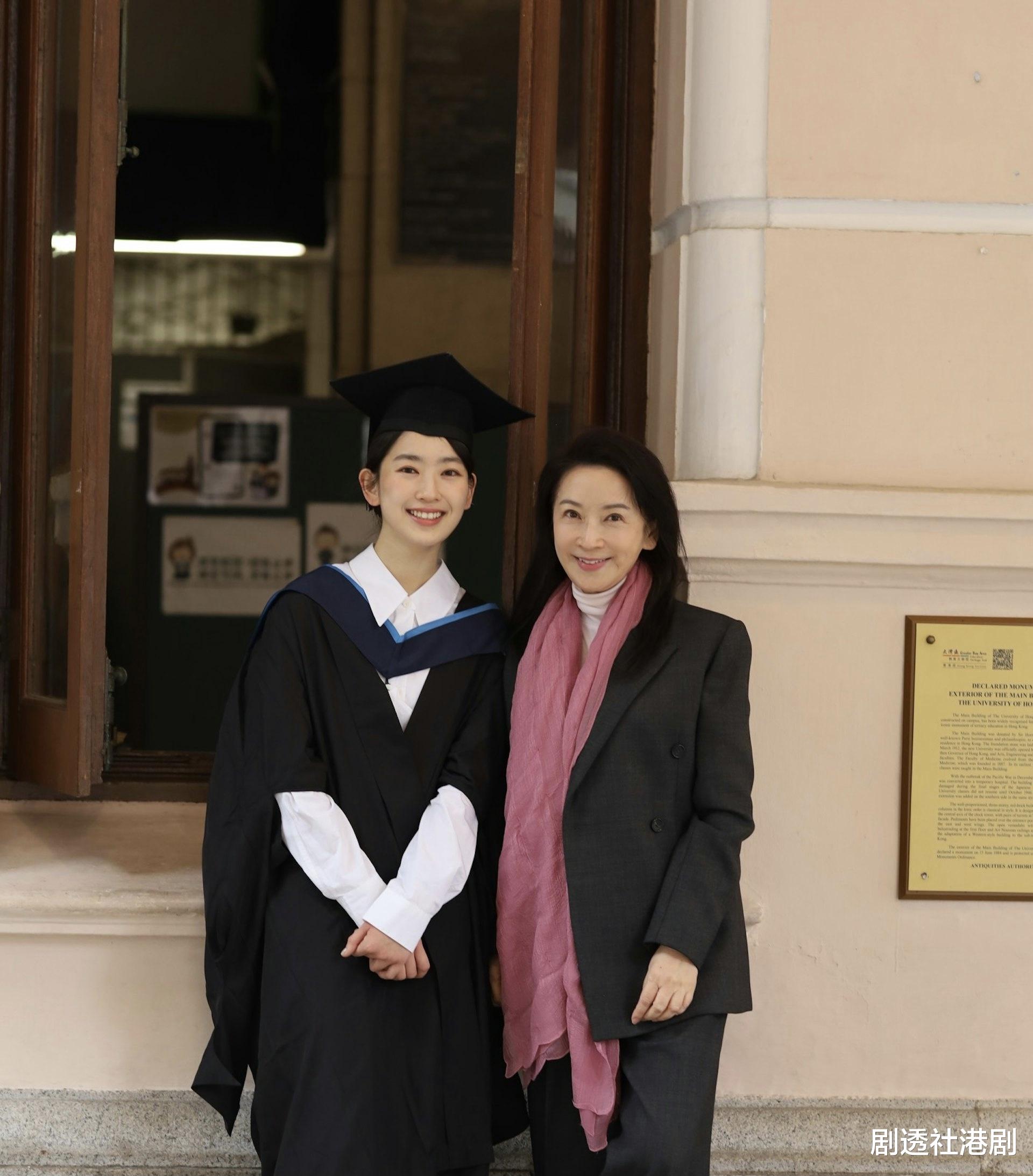 恭喜!香港知名星二代港大硕士毕业,被指与母亲共用一张脸