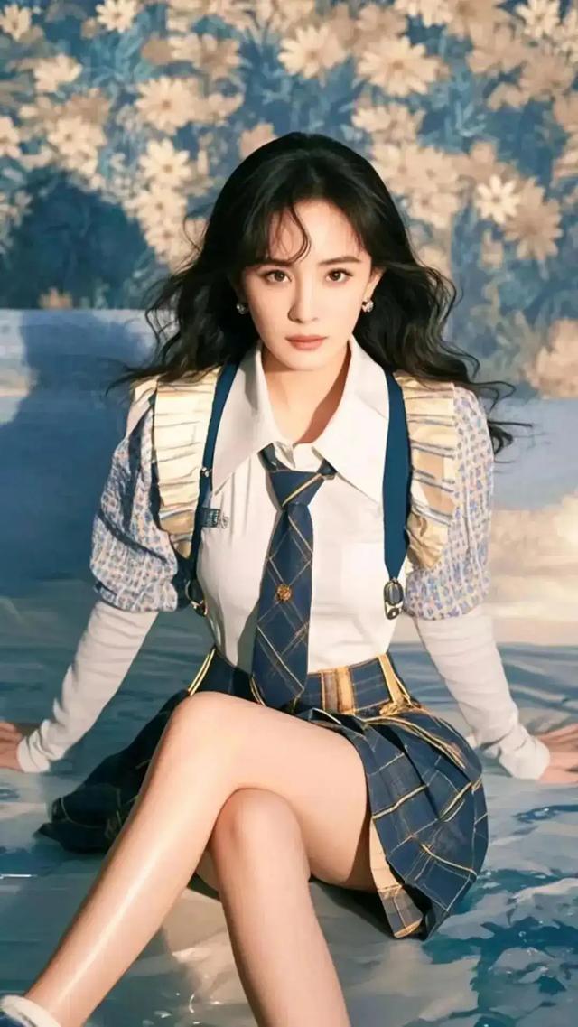 杨幂穿制服造型太吸睛了，这魅力真是让人心动不已