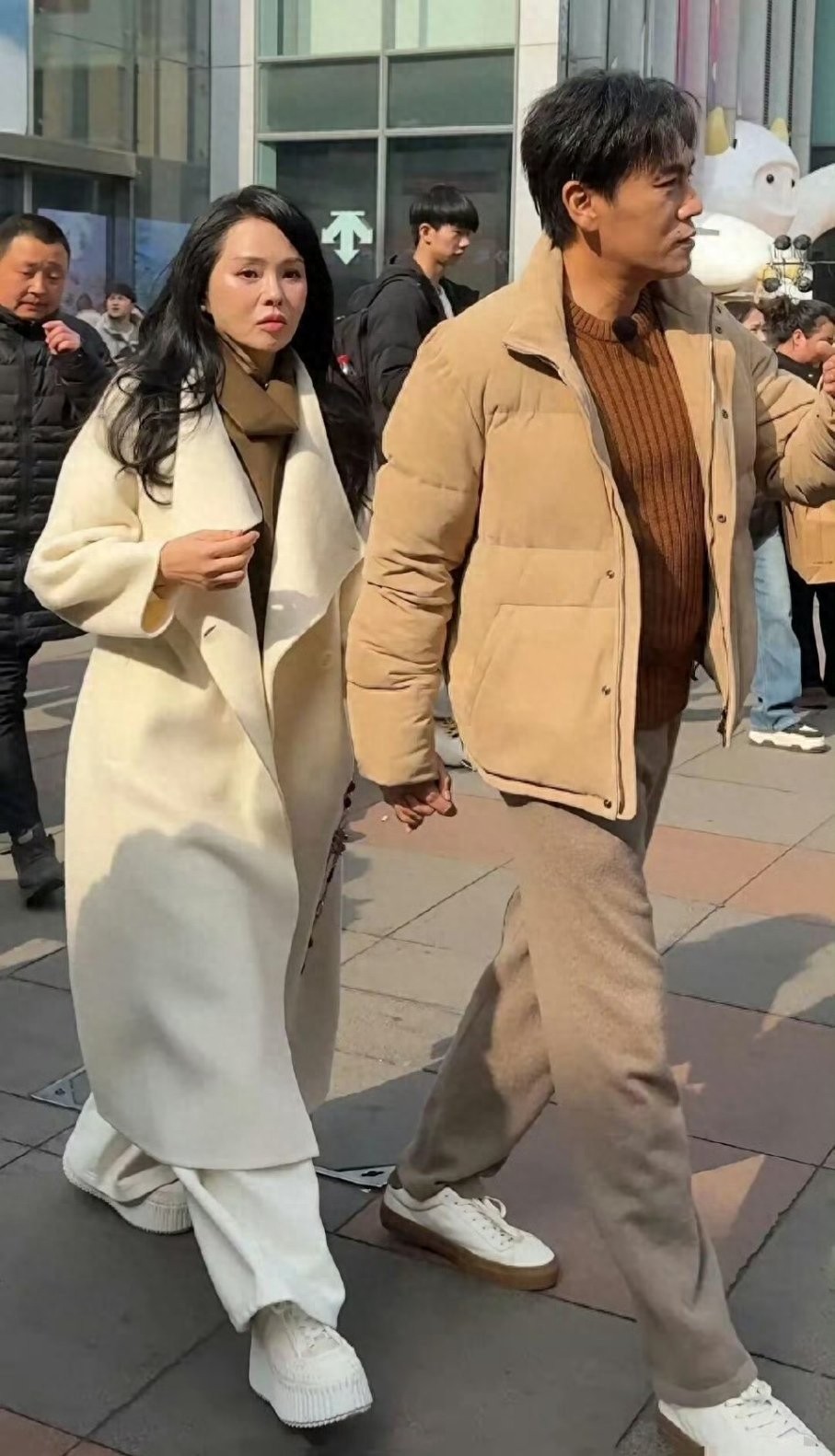 伊能静陪秦昊回沈阳老家，二人现身沈阳街头，牵手逛街，好甜蜜