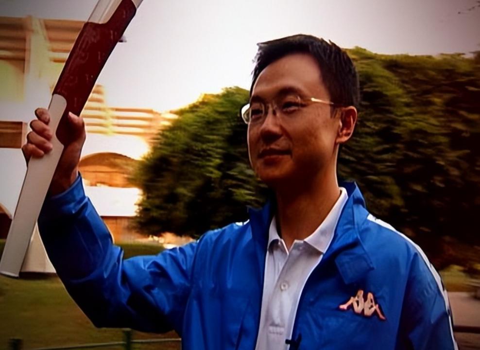 春妮没想到,丈夫刚强出席阅兵解说没多久,6岁儿子又给自己争光