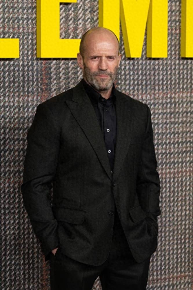 57岁杰森·斯坦森:与小20岁超模女友恋爱15年生俩娃,迟迟不结婚