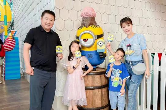 金巧巧近照曝光，奶奶的脸 孙女头型，少女身材，网友：孔雀公主？