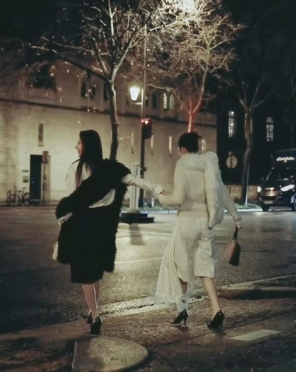 周也王玉雯巴黎街头的豪门姐妹花，优雅气场无人能敌，太美了