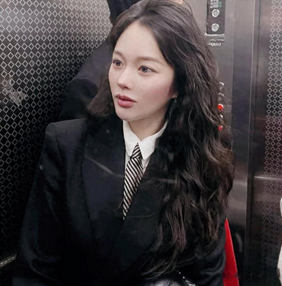 韩国女星被指整形过度，无奈底子太好，尖下巴和厚唇也挡不住颜值