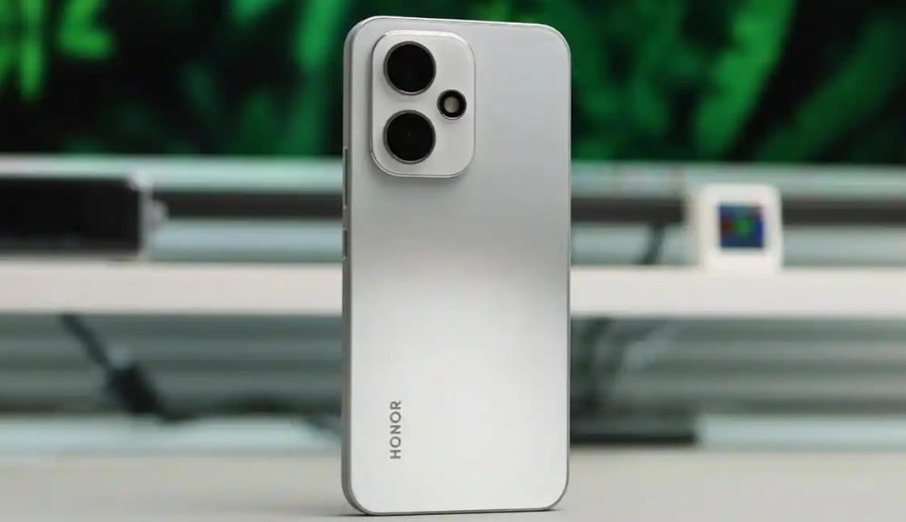 8000mAh+6.6英寸直屏,售价2499元,荣耀500又一次起飞