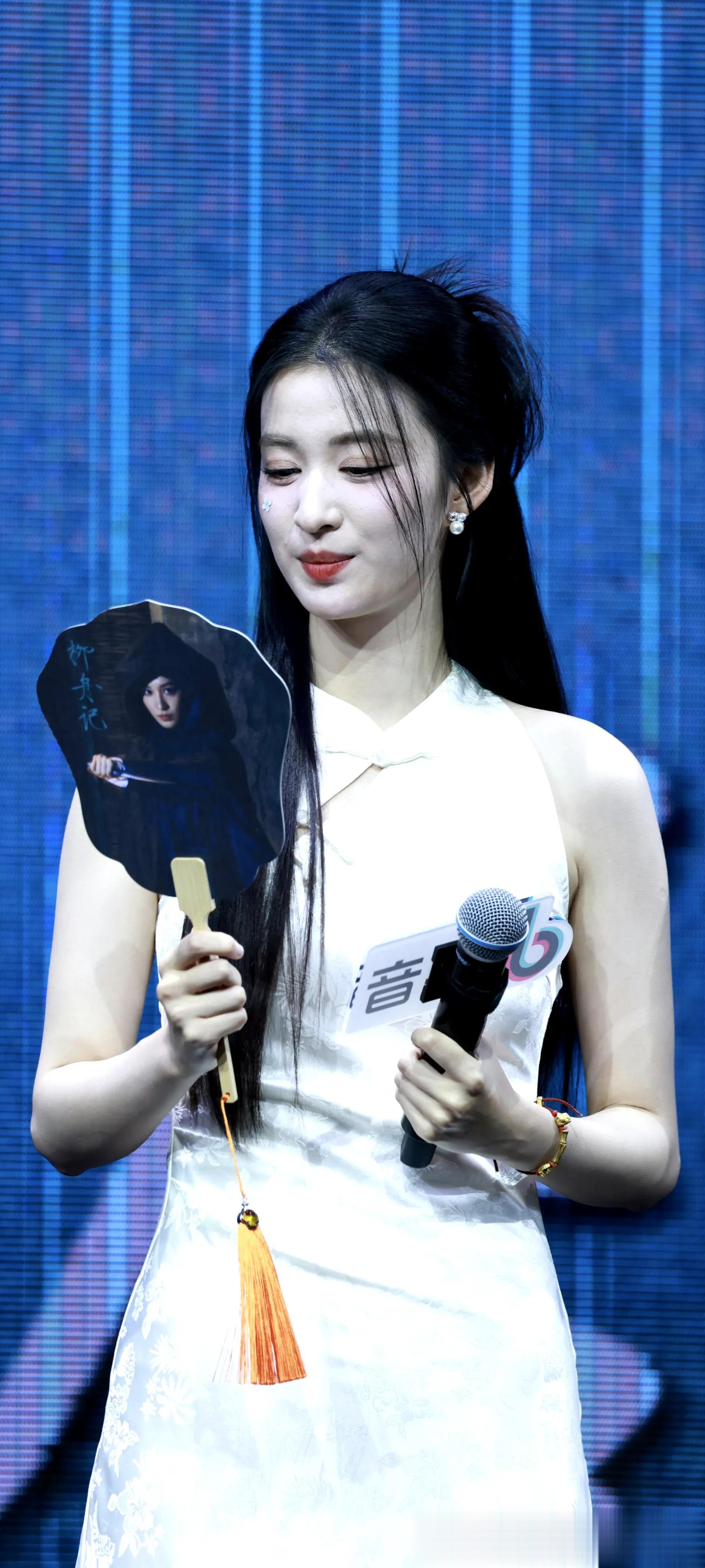 王楚然旗袍,这种藏而不露才能更显出成熟女人的身材 ?