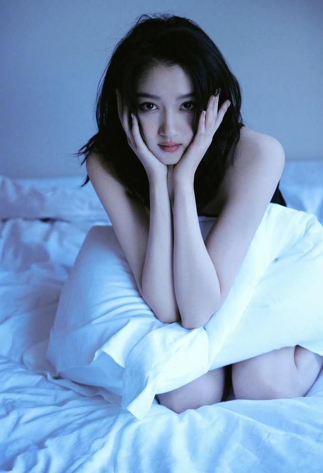 关晓彤,像刚睡醒的女朋友