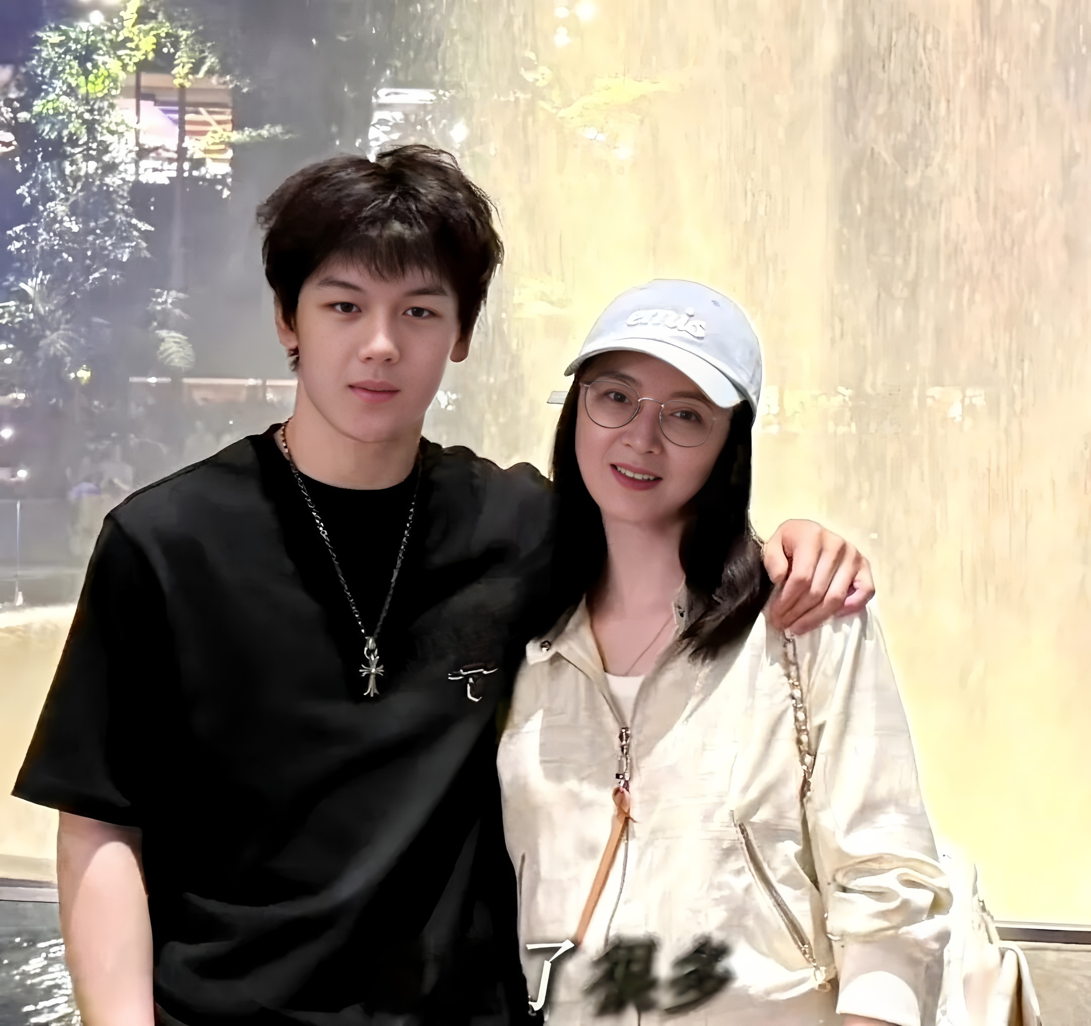 王艳晒一家三口合照,继子罕出镜和球球关系很好 王艳和他像同龄人