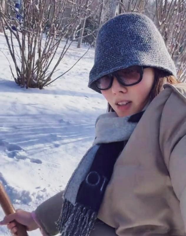 李思思别墅雪地撒糖！北大老公铁锹当马车，宠妻操作全网酸