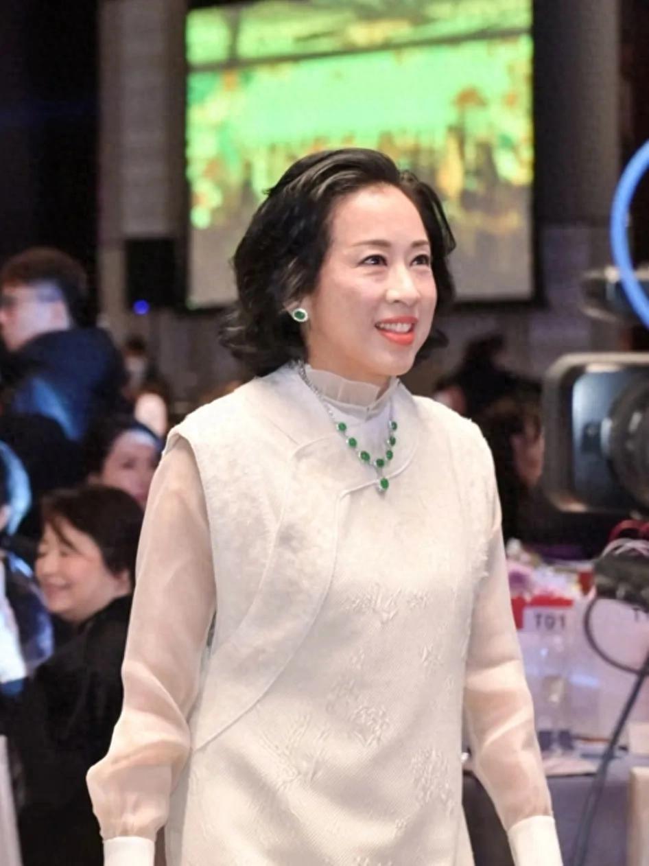 郭晶晶婆婆朱玲玲过生日,和港姐好友同框优雅大气,67岁依然很美