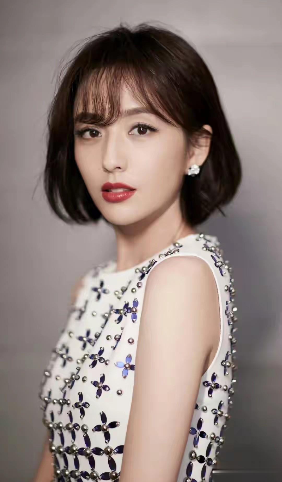 佟丽娅长发仙成画中人，短发嫩成校园女神，两种风格两种惊艳