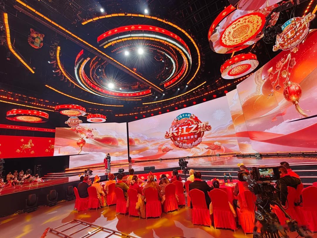 春晚幕后伙食曝光，明星彩排也吃盒饭，湖北春晚有热汤获好评