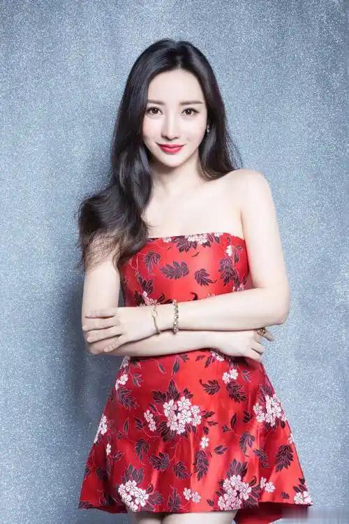 柳岩：她最近在忙什么&16种颜色的柳岩