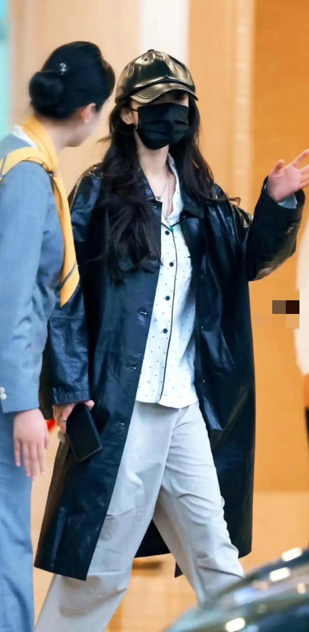 杨幂机场新造型，皮风衣叠穿别致内搭翡翠配饰点睛随性腔调超带感