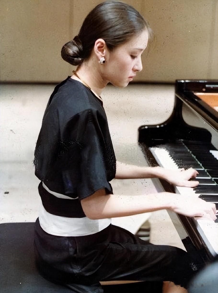 17岁的胡因梦与父亲合影,青春甜美,嫁给李敖后婚姻仅持续115天