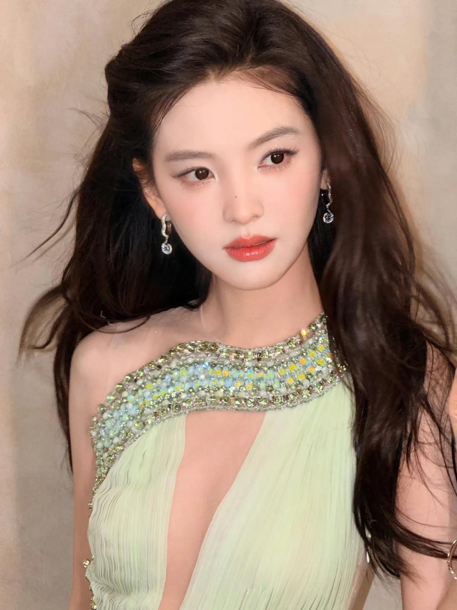 章若楠绿色薄纱裙写真美图