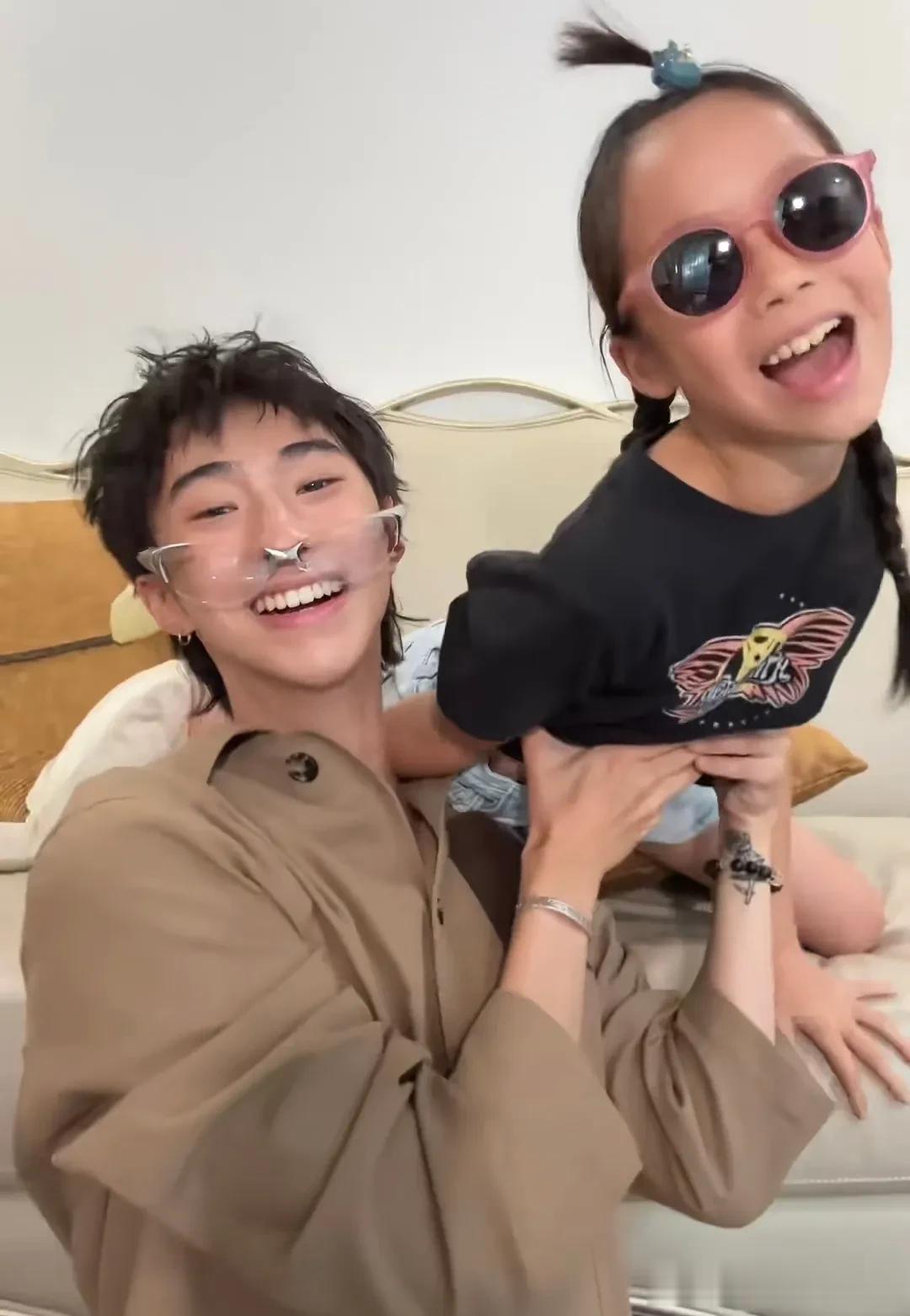 伊能静女儿为哥哥哈利宣传新歌，9岁米粒扎冲天辫，像极了秦昊