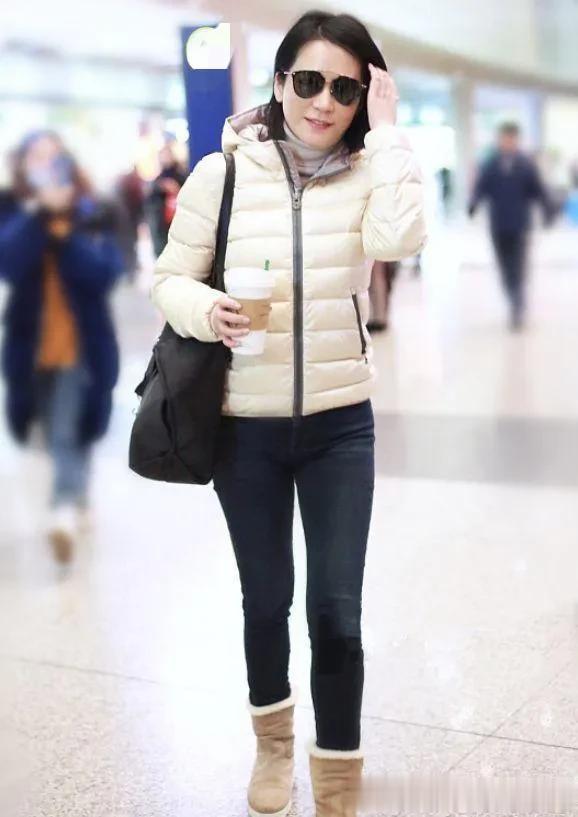 54岁俞飞鸿真会赶时髦！连帽羽绒服+高领毛衣+牛仔裤，减龄又高级