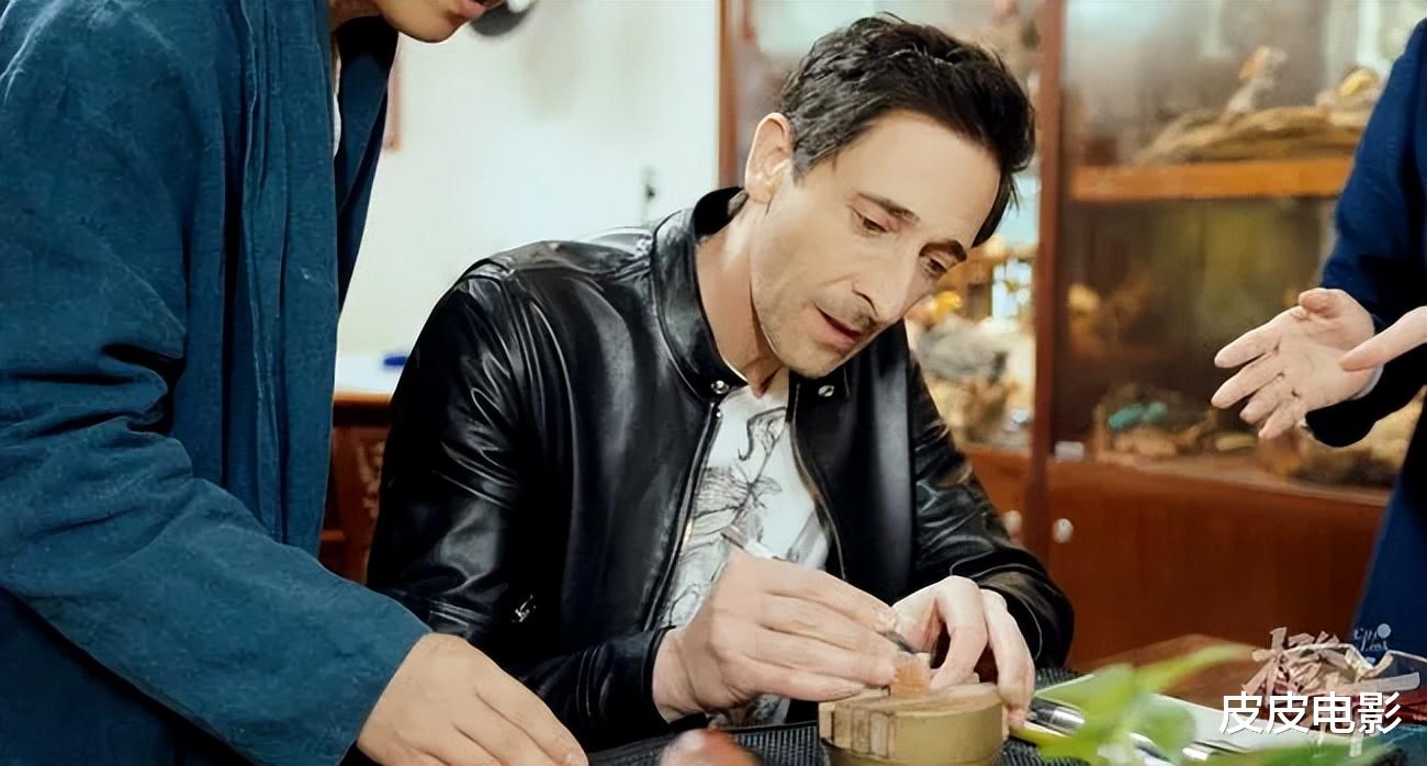 奥斯卡影帝穿“龙服”亮相,旧言论被翻,国外“清醒”明星真不少