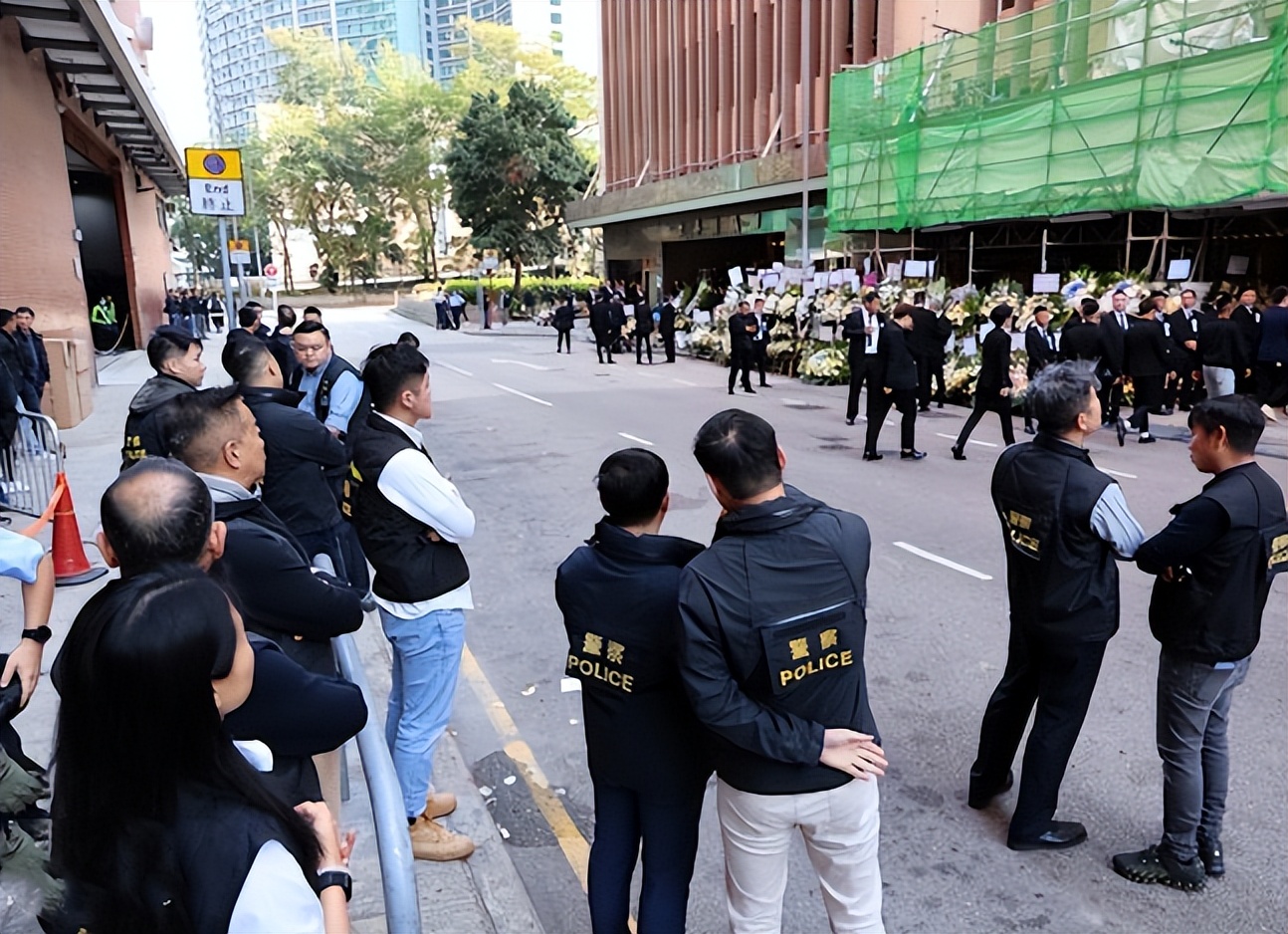 向华炎追悼会！向华强夫妇现身，4000多江湖兄弟，陈慧敏拄拐送行