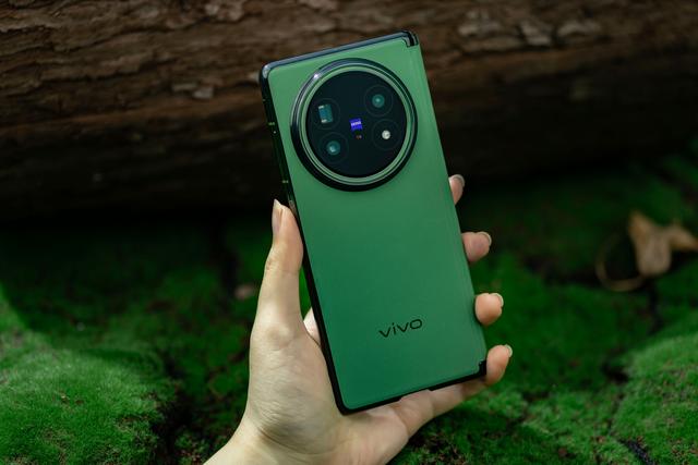 更轻更强 vivo X Fold5【青松】图赏