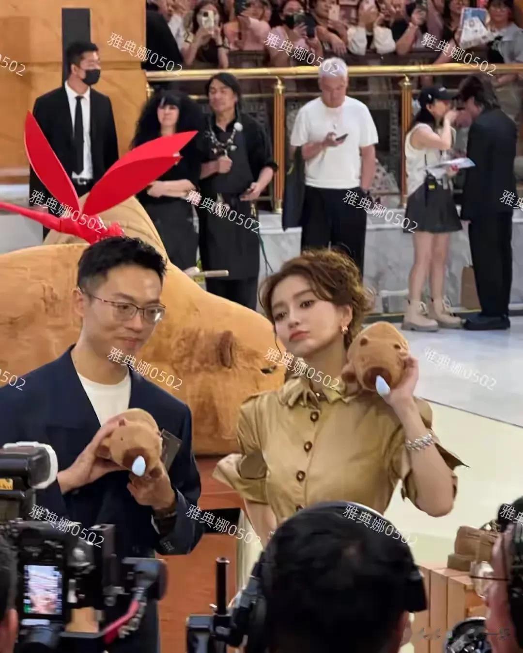 Angelababy现身活动，眼神疲惫，面部填充痕迹明显！还是老了