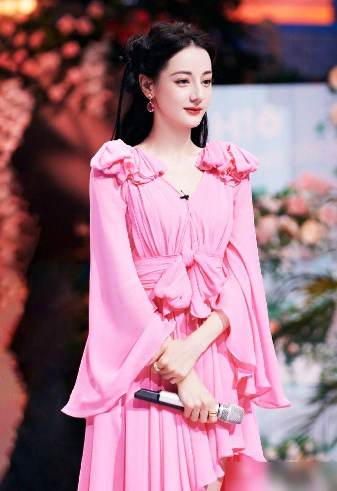 迪丽热巴化身甜美少女，浪漫又甜美，看出多巴胺穿搭的魅力
