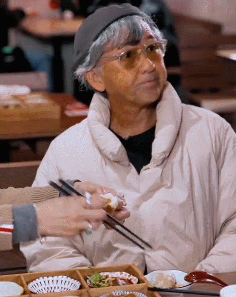 78岁林子祥和叶倩文武汉过早，男方神情呆滞，脖上密集斑点引注意